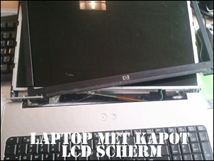 Een kapot LCD-scherm van een laptop waarvan de scharnieren zijn blijven hangen. Een kapot LCD-scherm van een laptop waarvan de scharnieren zijn blijven hangen.